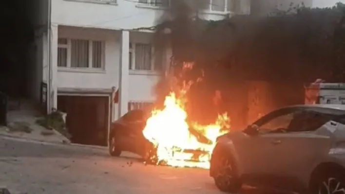 Beyoğlu'nda park halindeki otomobil alev alev yandı