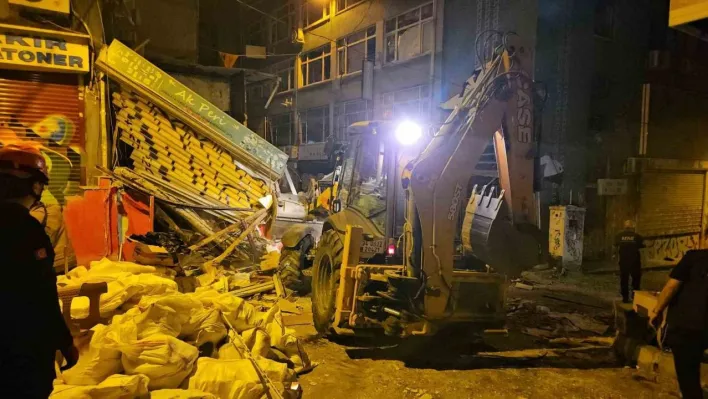 Beyoğlu'nda patlama sonucu yıkılan binanın enkaz kaldırma çalışmaları devam ediyor