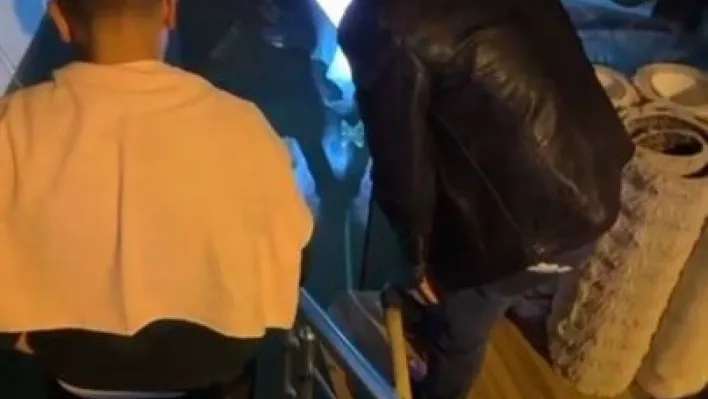 Beyoğlu'nda sağanak sonrası halı dükkanını su bastı