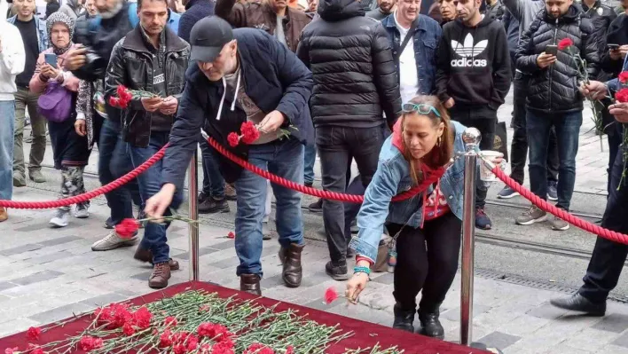 Beyoğlu'ndaki bombalı saldırıda hayatını kaybedenler anısına vatandaşlar karanfil bıraktı