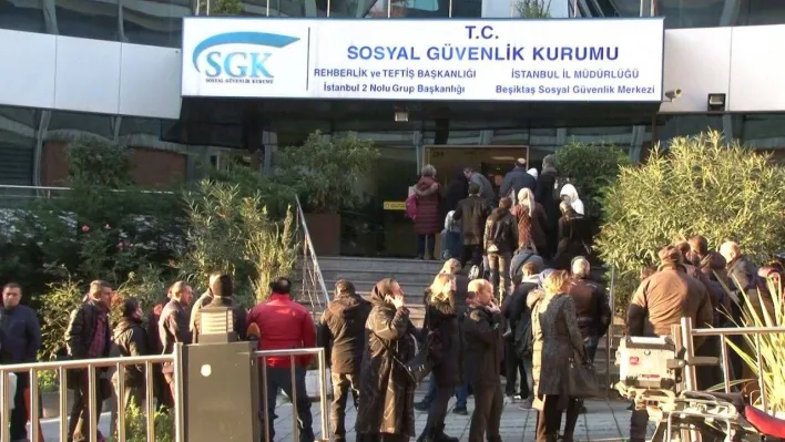 Beyoğlu'ndaki SGK binasında EYT yoğunluğu