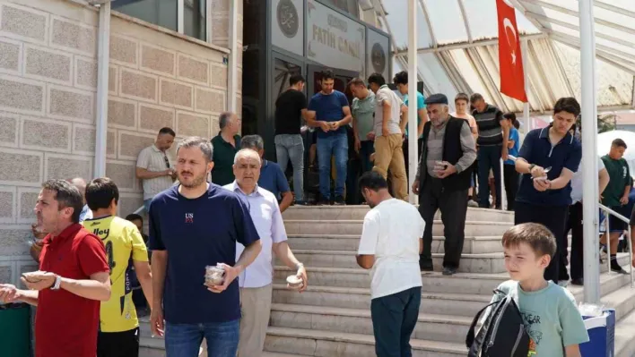 Beypazarı'nda cuma çıkışında aşure dağıtıldı