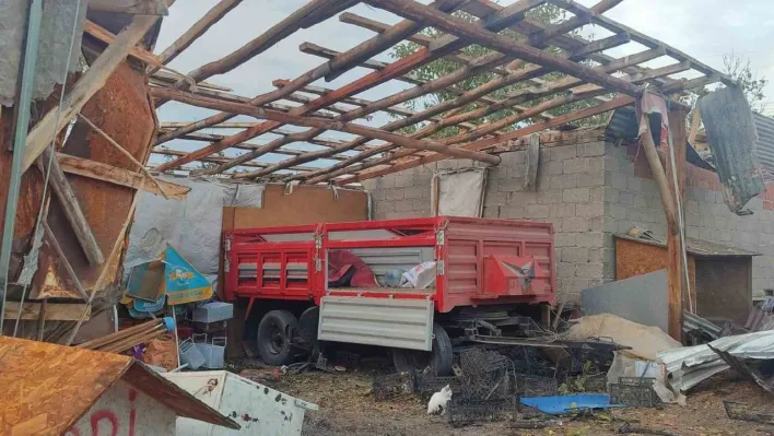 Beypazarı'nda fırtına çatıları uçurdu