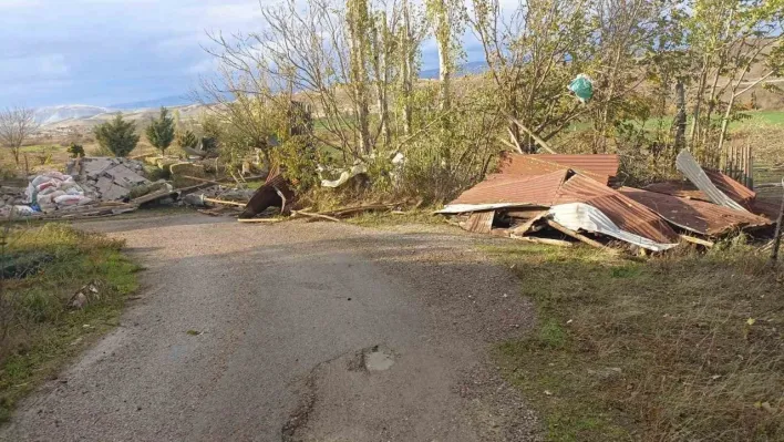 Beypazarı'nda fırtına nedeniyle ahırların çatıları uçtu