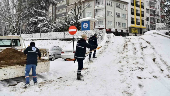 Biga Belediyesi ekipleri küreme ve tuzlama çalışmalarını sürdürüyor