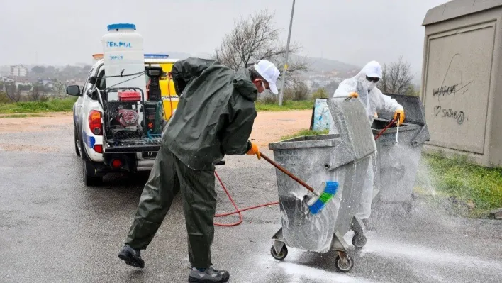 Biga'da konteynerlar yıkanarak, dezenfekte ediliyor