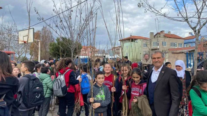Bigadiç Belediyesi 15 bin fidan öğrencilerle buluşturdu