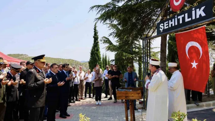 Bilecik'te 15 Temmuz Demokrasi ve Millî Birlik Günü dolayısıyla şehitlik ziyaret edildi