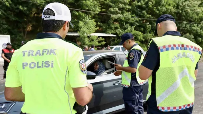 Bilecik'te bayram boyunca 940 personelin görev yaptığı 272 ekip, 10 radar ve 6 dron ile trafik denetimleri yapıldı