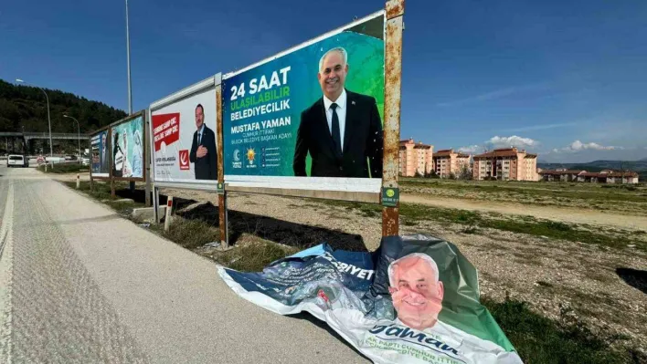 Bilecik'te billboardlara saldırı