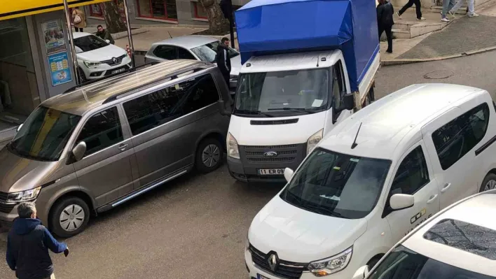 Bilecik'te çift sıra parklar sürücüleri çileden çıkarıyor