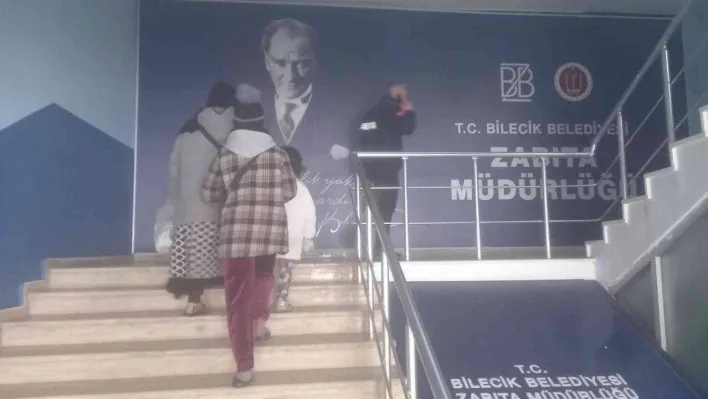 Bilecik'te çocuklarıyla dilenen kadın zabıta ekiplerince yakalandı