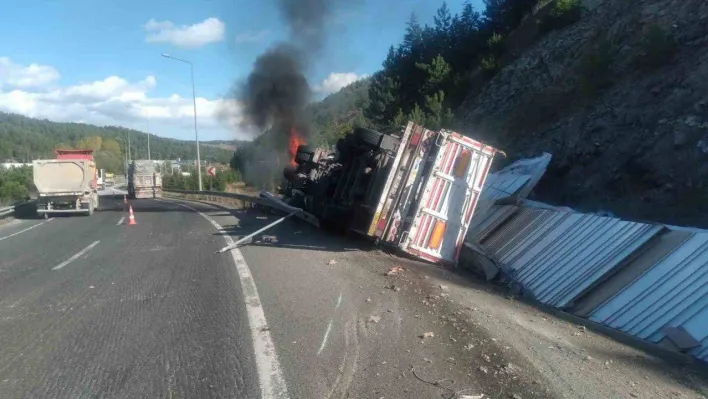 Bilecik'te devrilen sunta yüklü tır alev aldı, sürücü kazayı hafif yaralı olarak atlattı