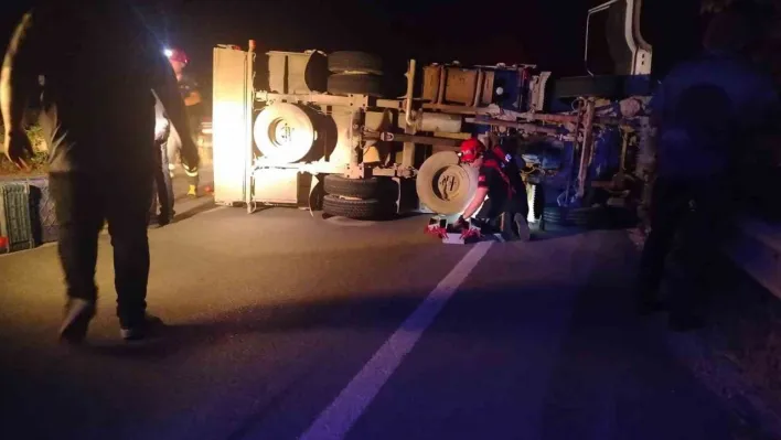 Bilecik'te domates yüklü kamyon devrildi, 2 kişi yaralandı