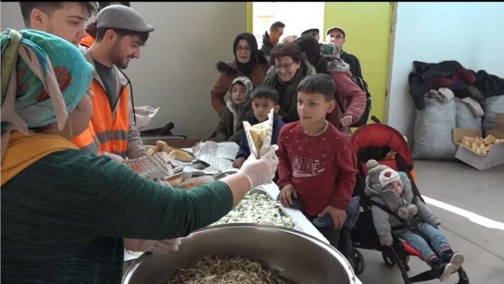 Bilecik'te düzenlenen festivalde 2 ton hamsi balığı dağıtıldı