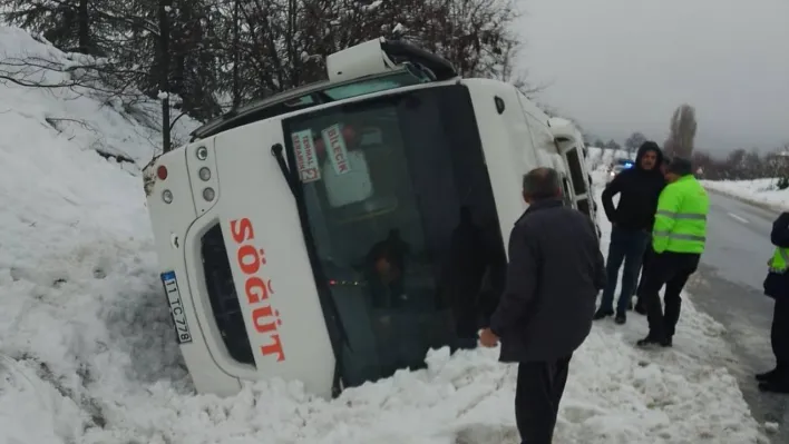 Bilecik'te işçi servisi devrildi, 1 kişi yaralandı