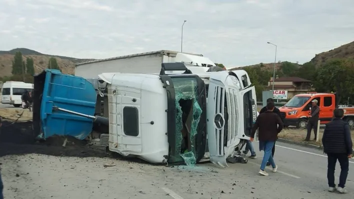 Bilecik'te kömür tozu yüklü kamyon devrildi, 2 kişi yaralandı