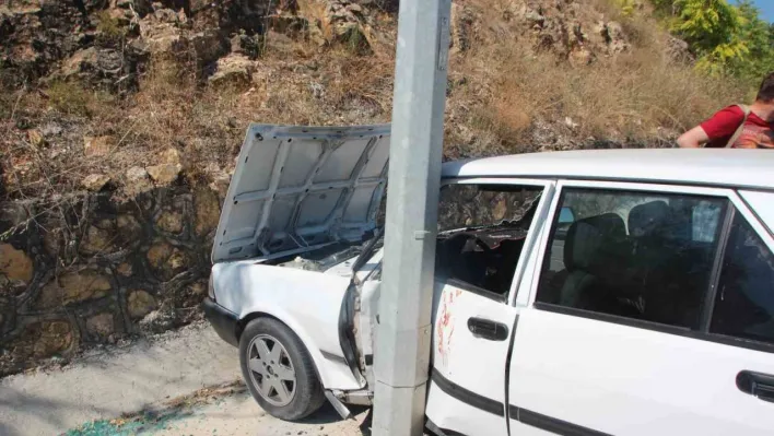 Bilecik'te kontrolden çıkan otomobil aydınlatma direğini çarptı, 2 kişi yaralandı