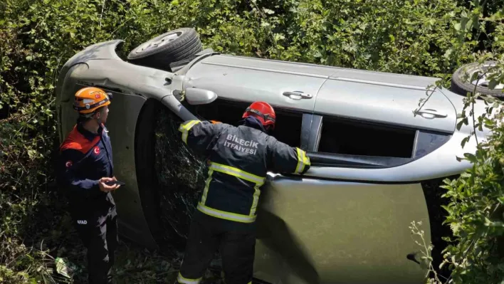 Bilecik'te kontrolden çıkan otomobil dere yatağına yuvarlandı, 3 yaralı