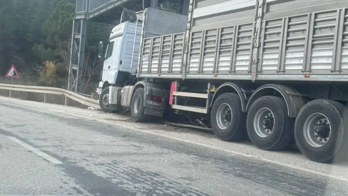 Bilecik'te kontrolden çıkan tır az kalsın üst geçidi yıkıyordu