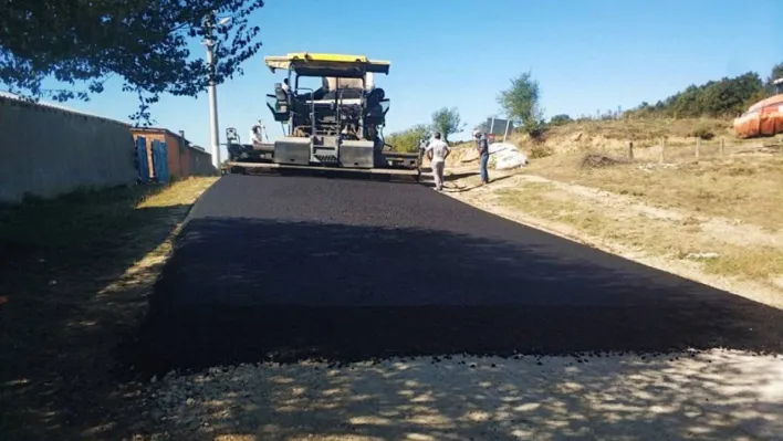 Bilecik'te köy yolları sıcak asfalt ile buluşmaya devam ediyor