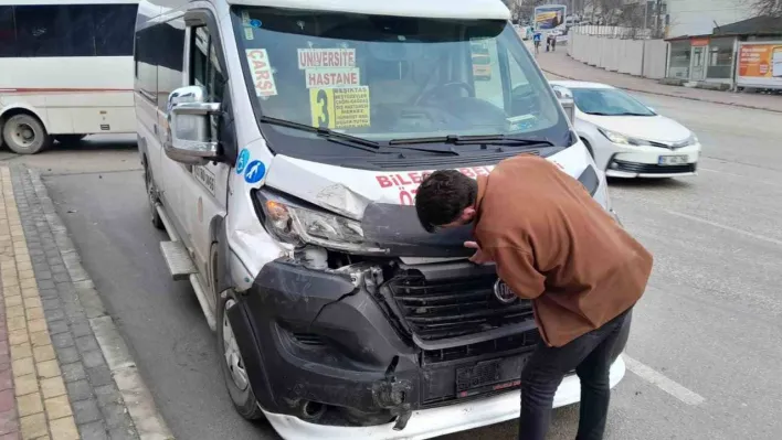 Bilecik'te minibüs ile midibüsün çarpışması sonucu 1 kişi yaralandı