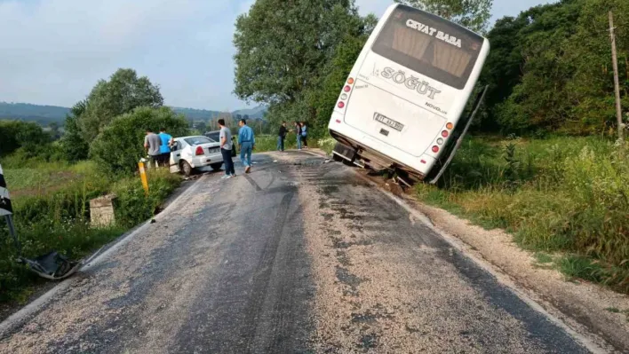 Bilecik'te minibüs ile otomobil çarpıştı: 11 yaralı