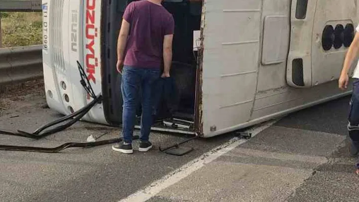 Bilecik'te otomobil işçi servisine çarptı: 11 yaralı