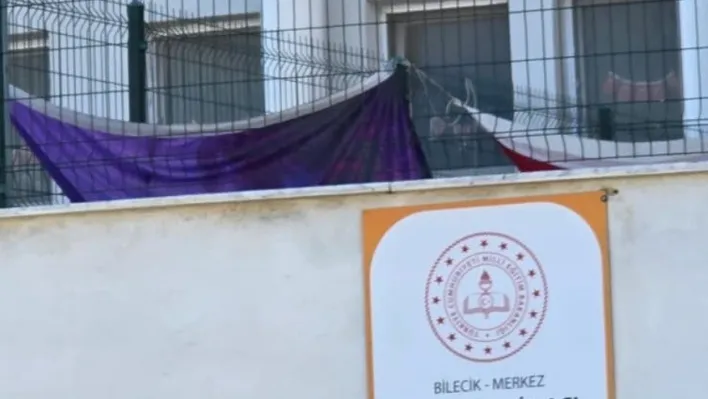 Bilecik'te özel okulda Türk bayrağının yerde sürünmesine tepki