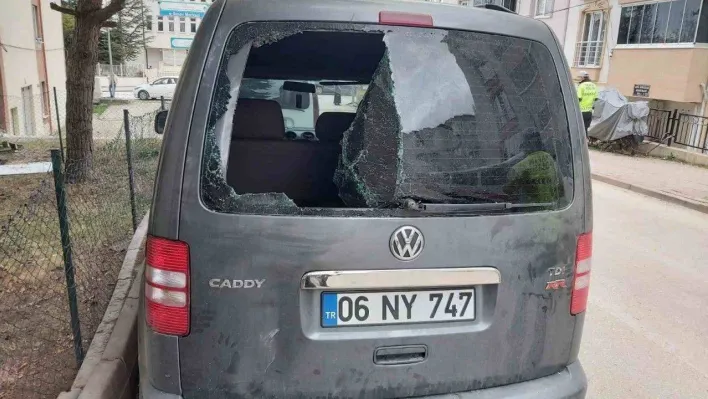 Bilecik'te park halindeki aracın arka camına ok gibi saplanan motosiklet sürücüsü yaralandı