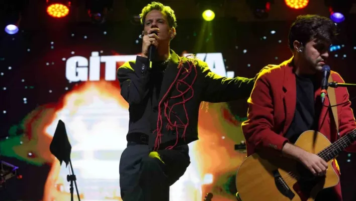 Bilecik'te sağanak yağışa rağmen binlerce kişi Madrigal konseriyle coştu