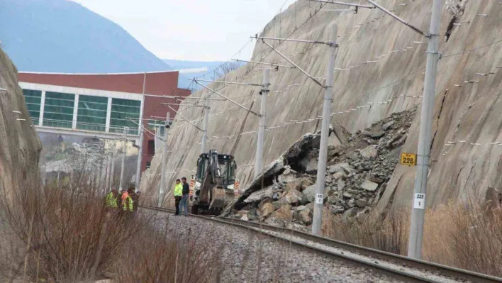 Bilecik'te tren hattında istinat duvarı çöktü