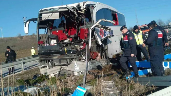 Bilecik'te yolcu otobüsü bariyerlere çarptı: 14 kişi yaralandı