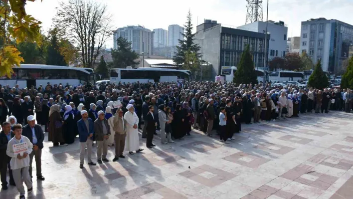 Bilecik'ten 305 umreci dualarla kutsal topraklara uğurlandı