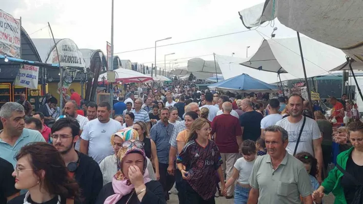 Bin 620 nüfuslu ilçeyi 3 günde yüzbinlerce kişi ziyaret etti