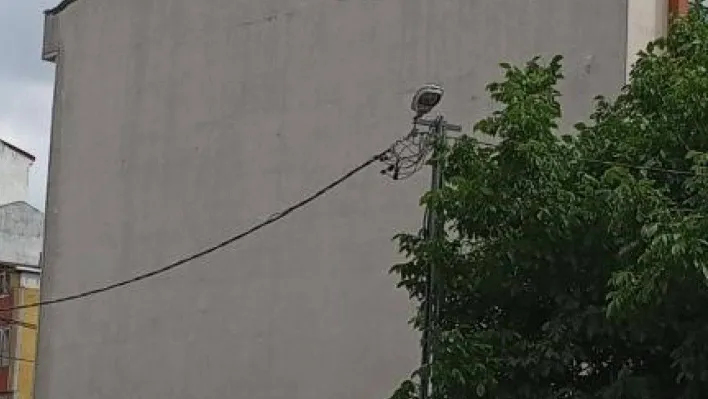 Binadan atlamaya çalışan adamı döverek indirdi