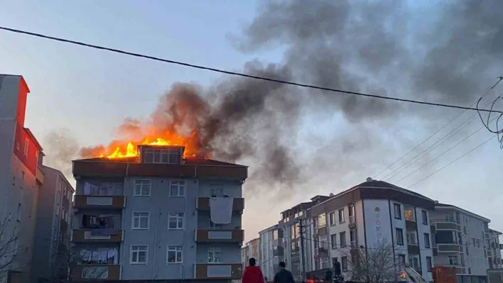 Binanın çatısı alev alev yandı