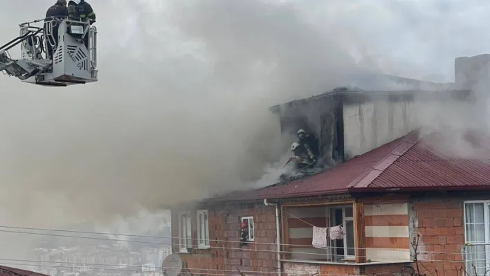 Binanın çatısında çıkan yangın paniğe sebep oldu