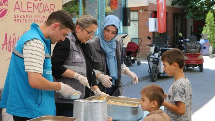 Binlerce kişi aşureyi tattı, hem diller hem de gönüller lezzet buldu