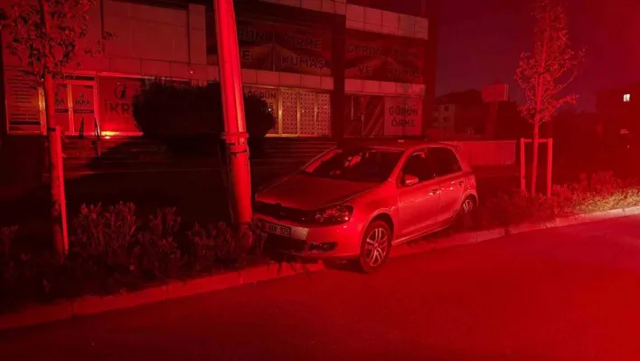 Bir hafta içinde aynı yerde ikinci kaza: Elektrik direğine çarptı