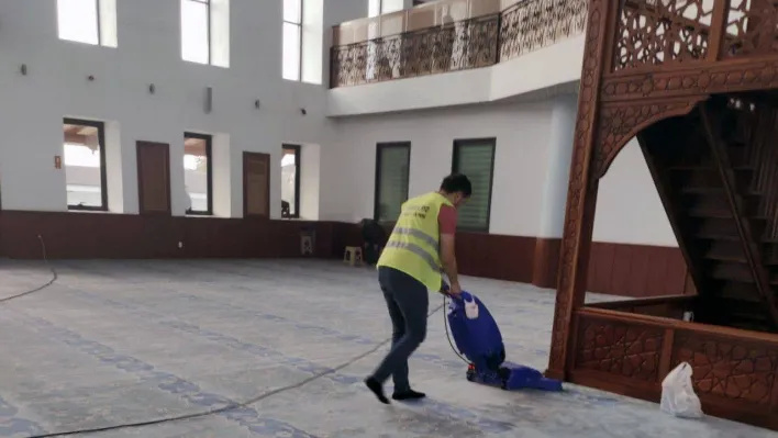 Bir yandan cami temizleyip diğer yandan huzurevi sakinlerinin yüzlerini güldürdüler