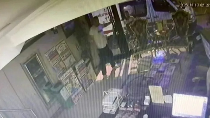 Böcek ailesinin hayatını kaybettiği feci olaya ilişkin yeni görüntüler ortaya çıktı. Servet Böcek'in otelin kapısının kilitli olmasından kaynaklı dışarı çıkamadığı, kapının önünde ambulansın beklediği anlar kameraya yansıdı.