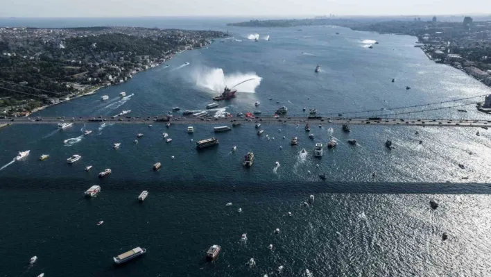 Boğaz'dan 15 Temmuz geçişi: 253 şehidin anısına 253 tekne ve bot boğazı selamladı