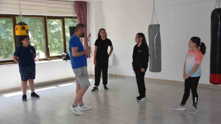 Boks meraklıları Bozüyük Belediyesi yaz spor okulunda buluştu
