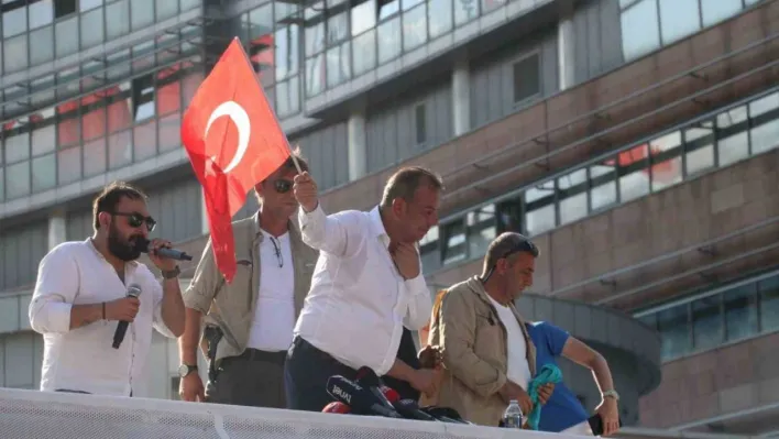 Bolu Belediye Başkanı Tanju Özcan'ın Adalet ve Değişim Yürüyüşü CHP Genel Merkezi'nde son buldu