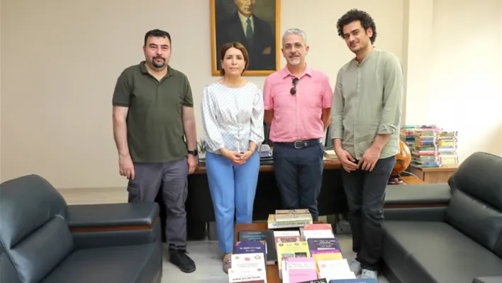 Bölüm başkanından üniversitesi kütüphanesine kitap bağışı