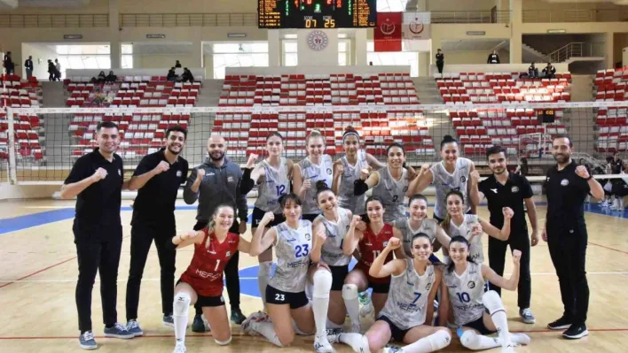 Bozüyük Belediyesi Eğitim ve Spor Kulübü Kadın Voleybol Takımı rakibini 3-0 mağlup etti