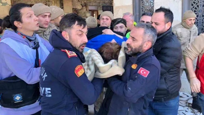 Bozüyük Belediyesi ekipleri enkazdan bir anne ve kızını kurtardı