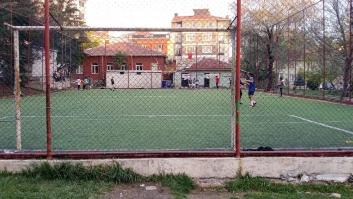 Bozüyük Belediyesi ekipleri sentetik sahada kopan tel örgüleri tamir etti