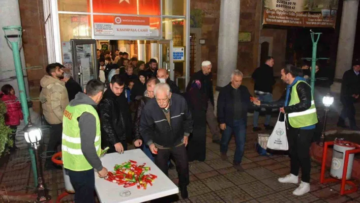 Bozüyük Belediyesi'nden Berat Kandili'nde şeker ikramı